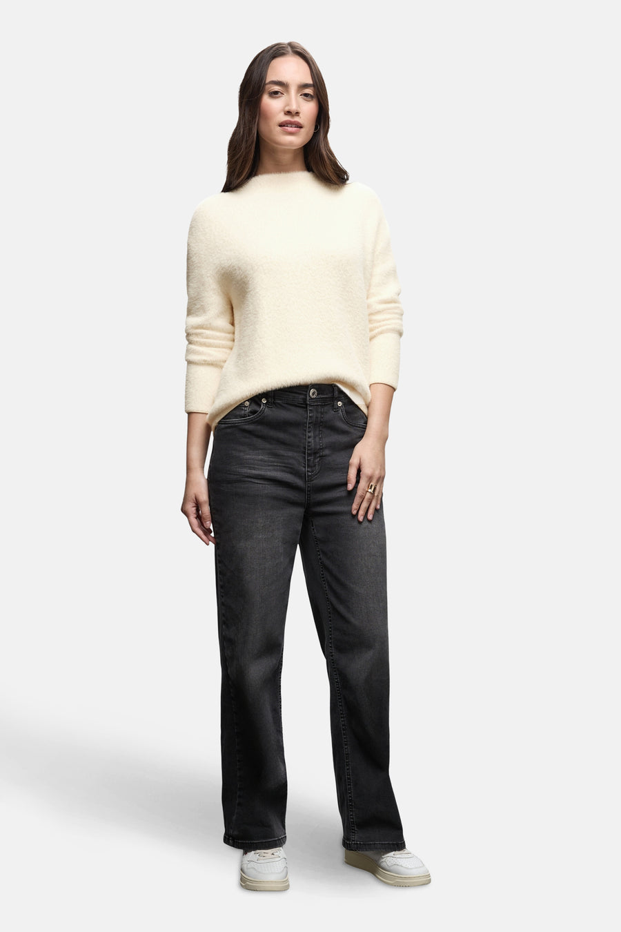 Ronde hals ecru trui van Street One, gedragen met een zwarte jeans en witte sneakers.