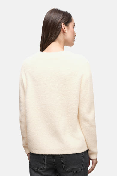 Ronde hals ecru trui van STREET ONE, gedragen met een zwarte jeans, achterzicht.