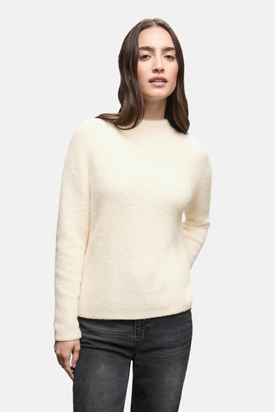 Ronde hals trui ecru van Street One, in pluizige brei, gedragen met een zwarte jeans.