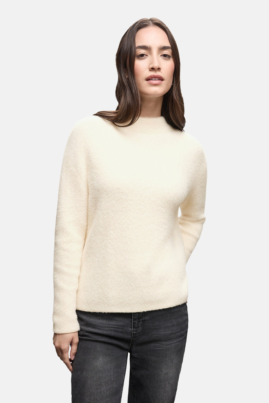 Ronde hals trui ecru van Street One, in pluizige brei, gedragen met een zwarte jeans.