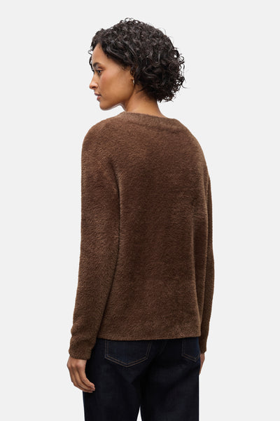 Pull col rond brun de STREET ONE, à texture duveteuse, porté avec un jean foncé, vue de dos.
