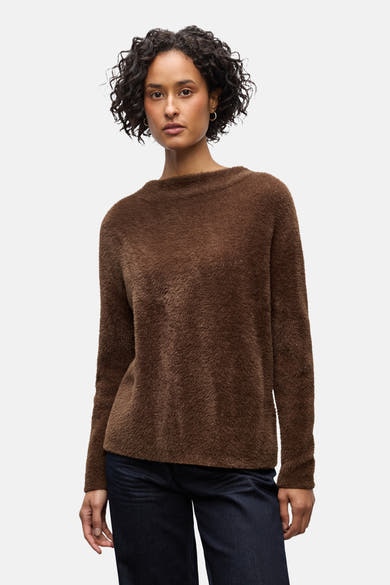 Ronde hals trui bruin van STREET ONE, pluizige textuur, gedragen met een donkere broek.