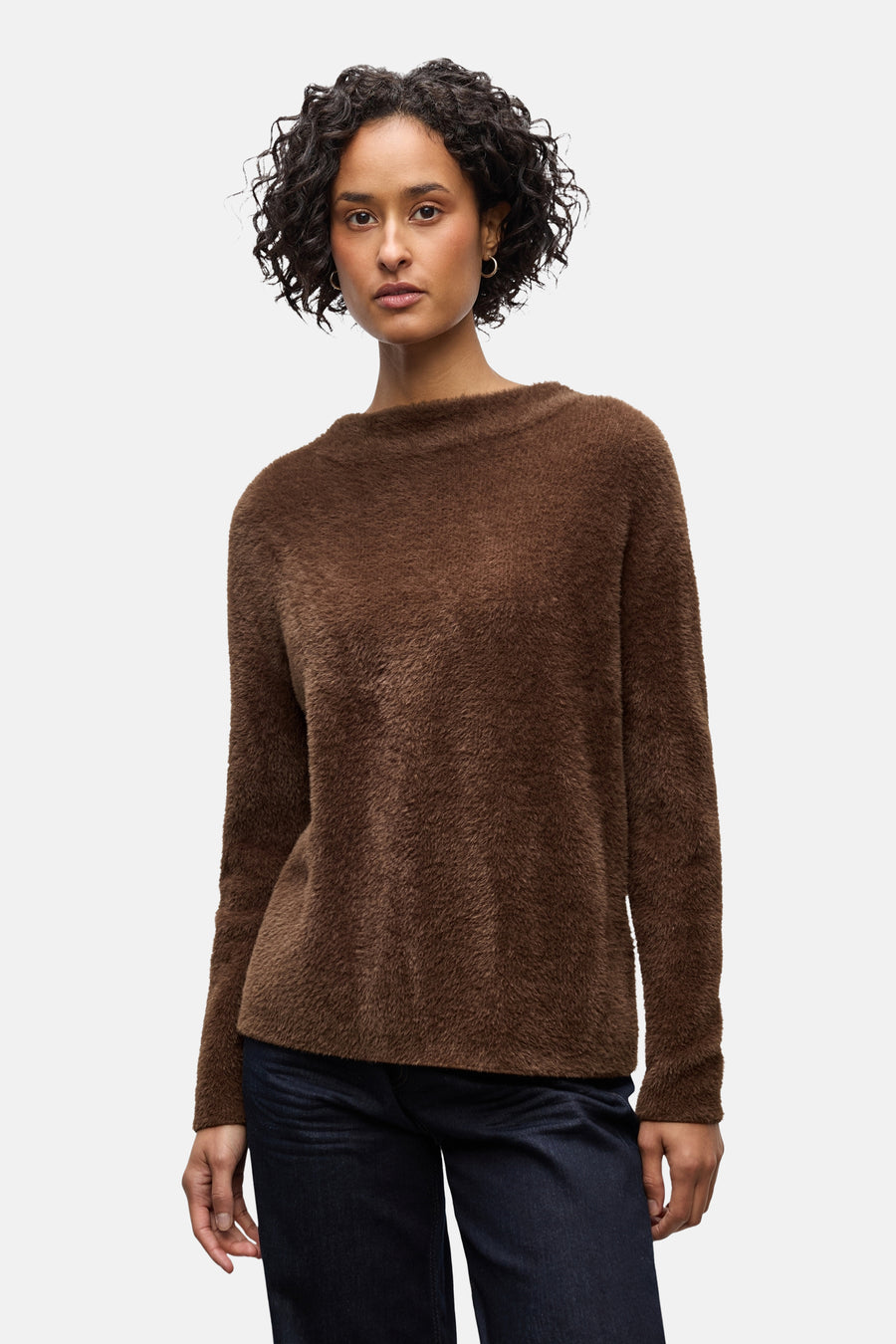 Ronde hals trui bruin van STREET ONE, pluizige textuur, gedragen met een donkere broek.