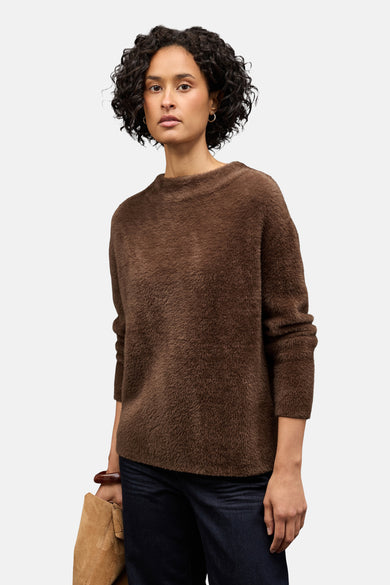 Pull col rond brun par STREET ONE, avec texture duveteuse, porté avec un jean brut et un sac en daim.
