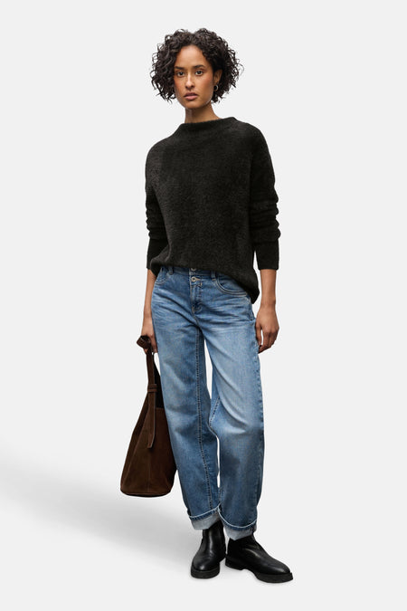 Pull col rond brun de STREET ONE, porté avec un jean bleu à revers et des bottines noires.