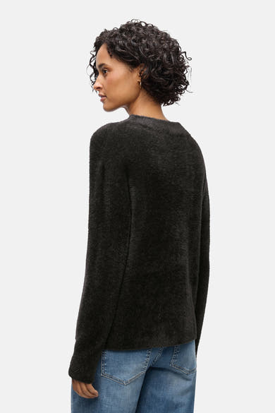 Ronde hals trui bruin van STREET ONE, in zachte textuur, gedragen met een blauwe jeans.