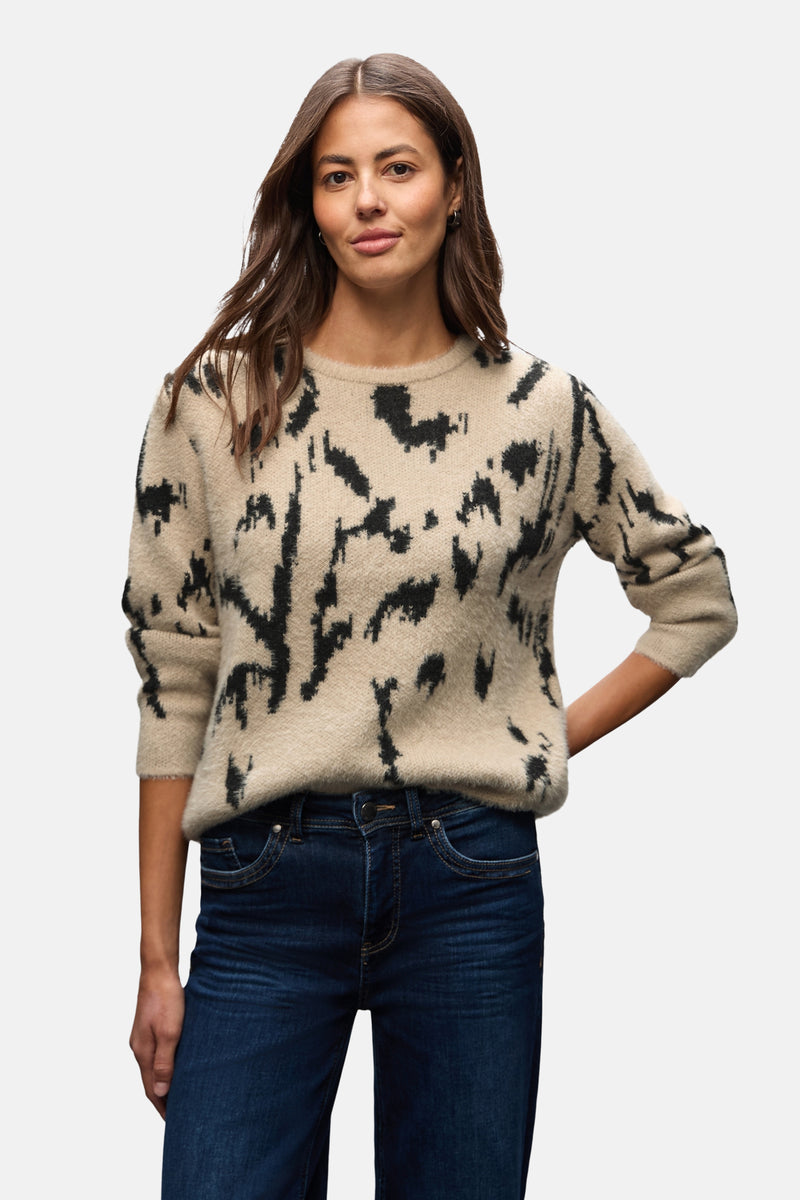 Multikleurige rondehals trui van STREET ONE, gedragen met een high-waist jeans en spitse schoenen.