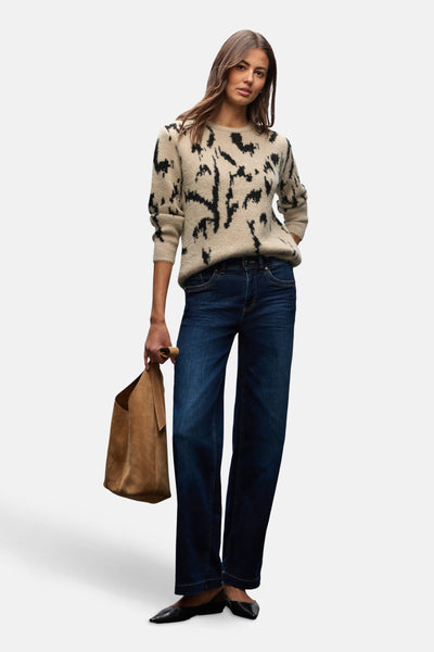 Pull col rond multicolore de STREET ONE, porté avec un jean taille haute et des chaussures pointues.