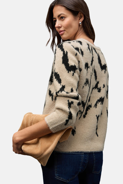 Multikleurige rondehals trui van Street One met dierenprint gedragen met een blauwe jeans.