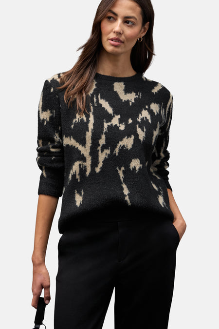 Ronde hals trui met meerkleurig patroon van Street One, gedragen met een zwarte broek en enkellaarsjes.