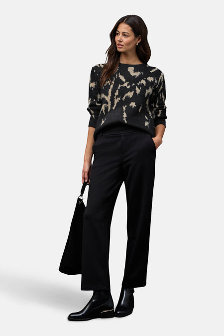 Pull col rond à motifs multicolores par Street One, porté avec un pantalon noir et des bottines.