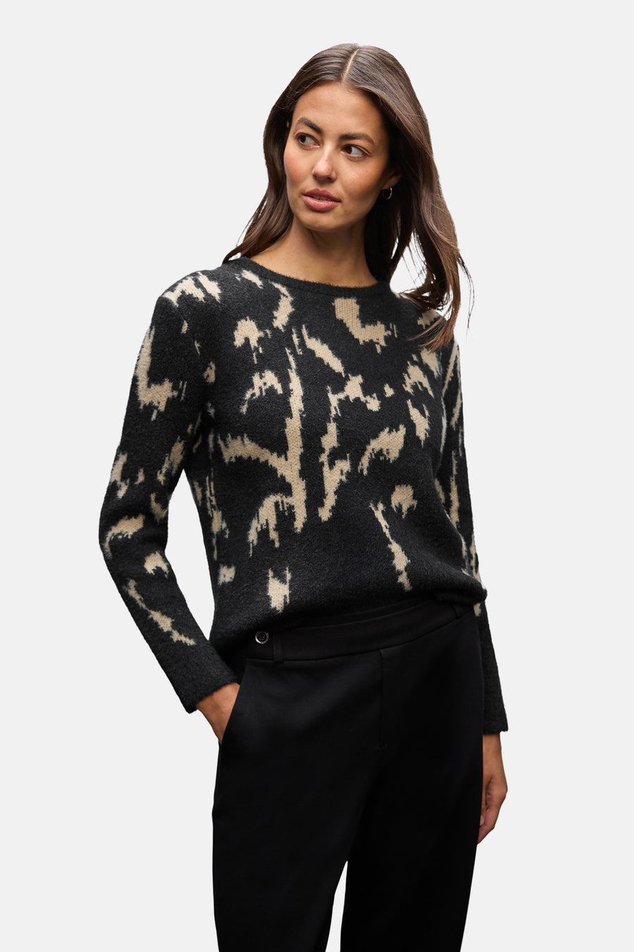 Ronde hals trui in meerkleurige brei van Street One, met abstract patroon, gedragen met een zwarte broek.