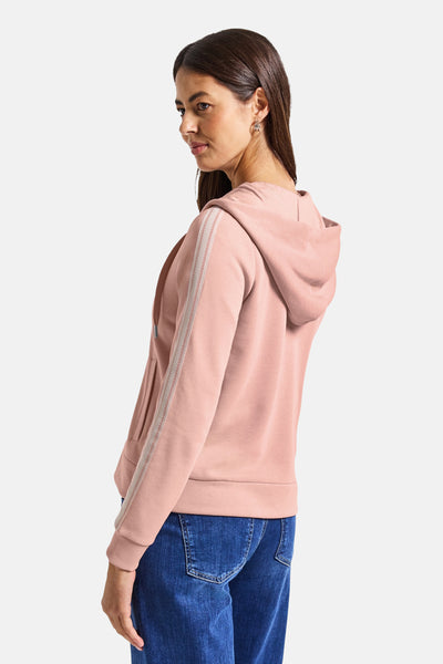 Sweat-shirt zippé rose par Street One, avec capuche et bandes décoratives sur les manches, porté avec un jean.