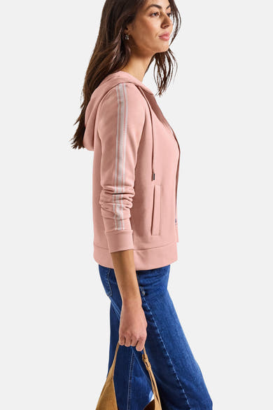 Roze vest met rits van STREET ONE, met decoratieve strepen langs de mouwen, gedragen met een blauwe jeans.
