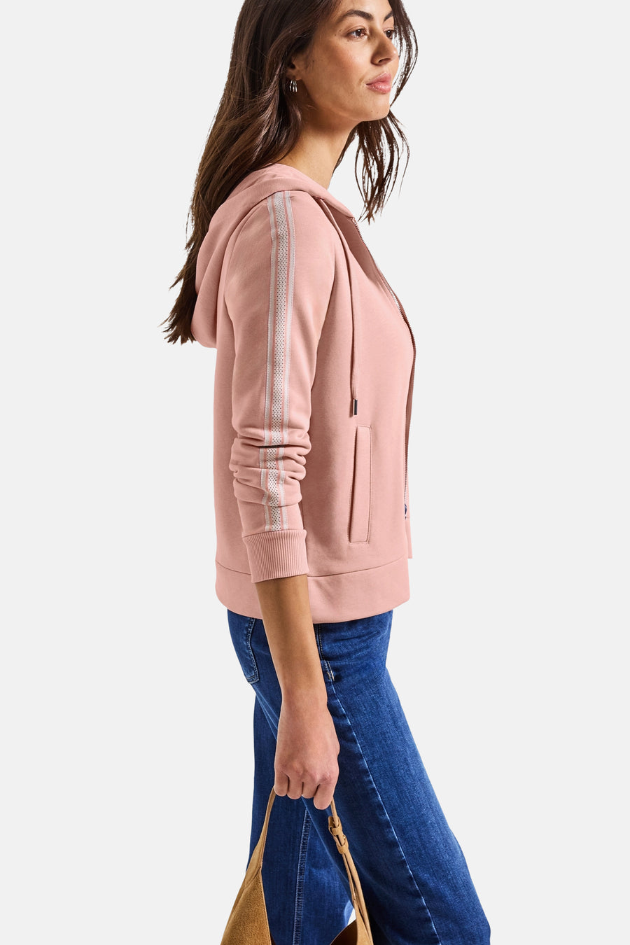 Roze vest met rits van STREET ONE, met decoratieve strepen langs de mouwen, gedragen met een blauwe jeans.