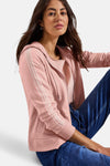 Roze Street One sweatvest met rits, capuchon en decoratieve strepen op de mouwen, gedragen met een spijkerbroek.