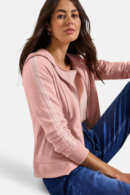 Roze Street One sweatvest met rits, capuchon en decoratieve strepen op de mouwen, gedragen met een spijkerbroek.