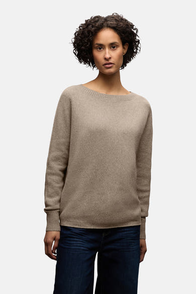 Beige rondehals trui van Street One, gedragen met een donkerblauwe wijde jeans en bruine schoenen.