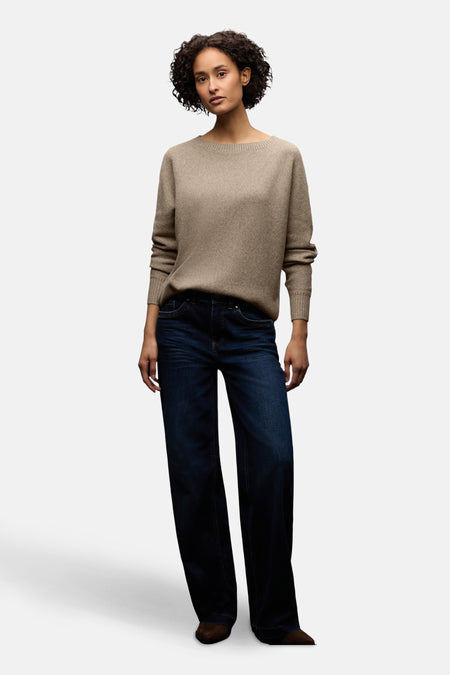 Pull col rond beige de Street One, porté avec un jean large bleu foncé et des chaussures marron.