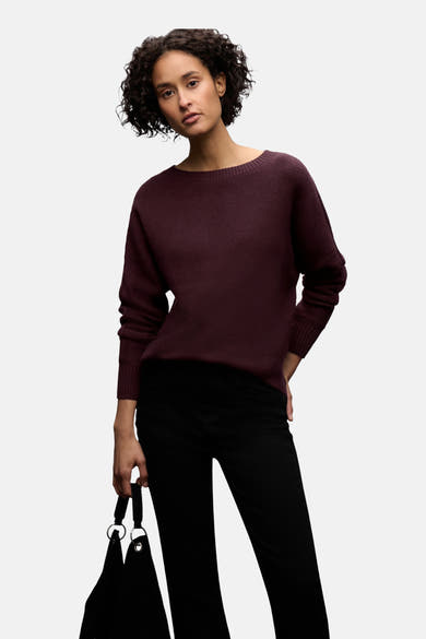 Ronde hals trui bordeaux van STREET ONE, gedragen met een zwarte broek en een zwarte handtas.
