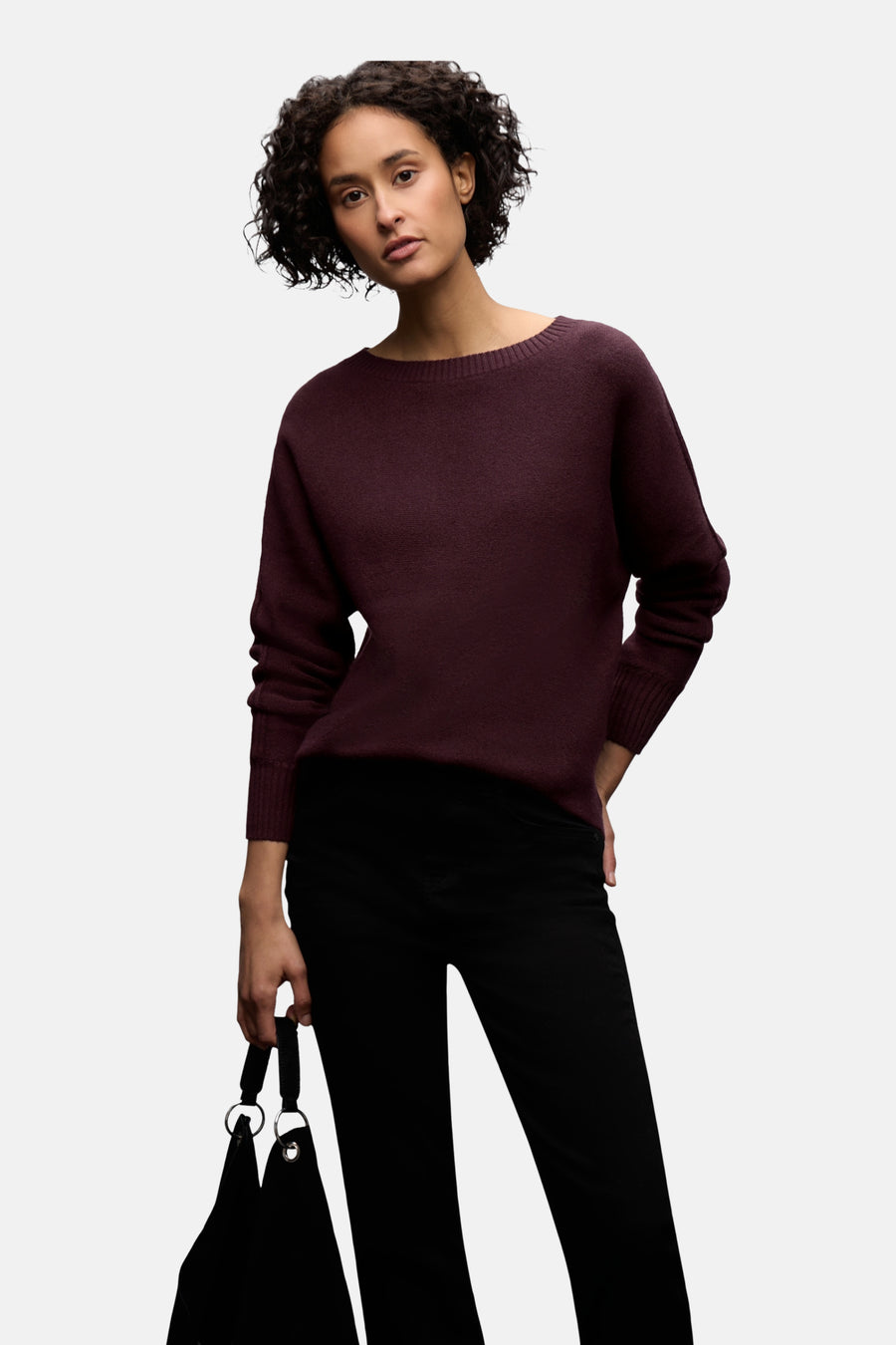 Ronde hals trui bordeaux van STREET ONE, gedragen met een zwarte broek en een zwarte handtas.