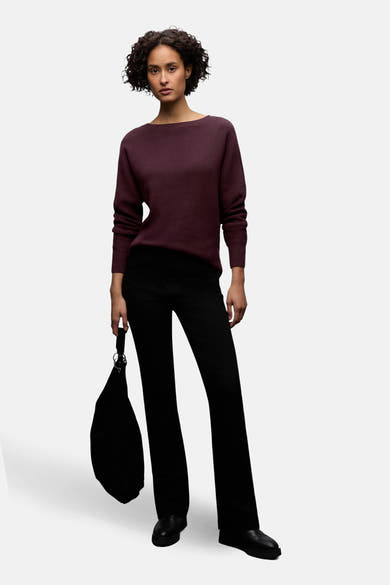Pull à col rond bordeaux de STREET ONE, porté avec un pantalon noir et un sac à main noir.