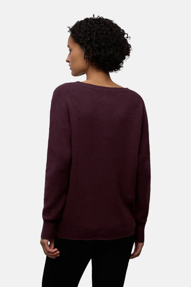 Ronde hals trui bordeaux van STREET ONE, van achteren gezien, gedragen met een zwarte broek.