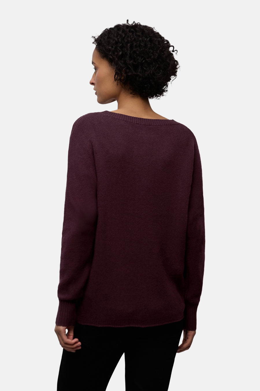 Ronde hals trui bordeaux van STREET ONE, van achteren gezien, gedragen met een zwarte broek.