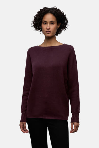Bordeaux ronde hals trui van Street One, gedragen met een effen zwarte broek.