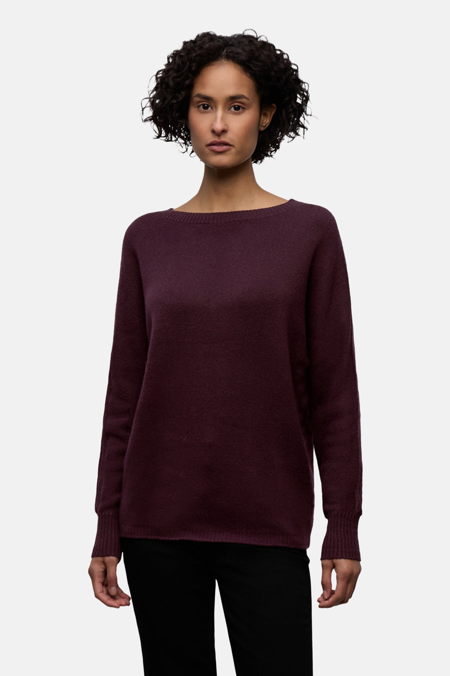 Bordeaux ronde hals trui van Street One, gedragen met een effen zwarte broek.