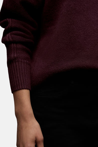 Ronde hals trui bordeaux van Street One, in een getextureerde breisel, gedragen met een zwarte broek.