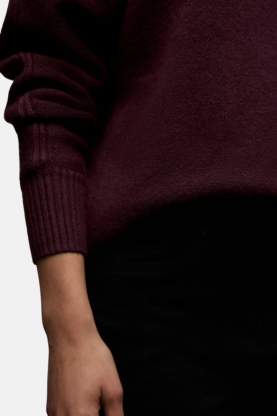 Ronde hals trui bordeaux van Street One, in een getextureerde breisel, gedragen met een zwarte broek.