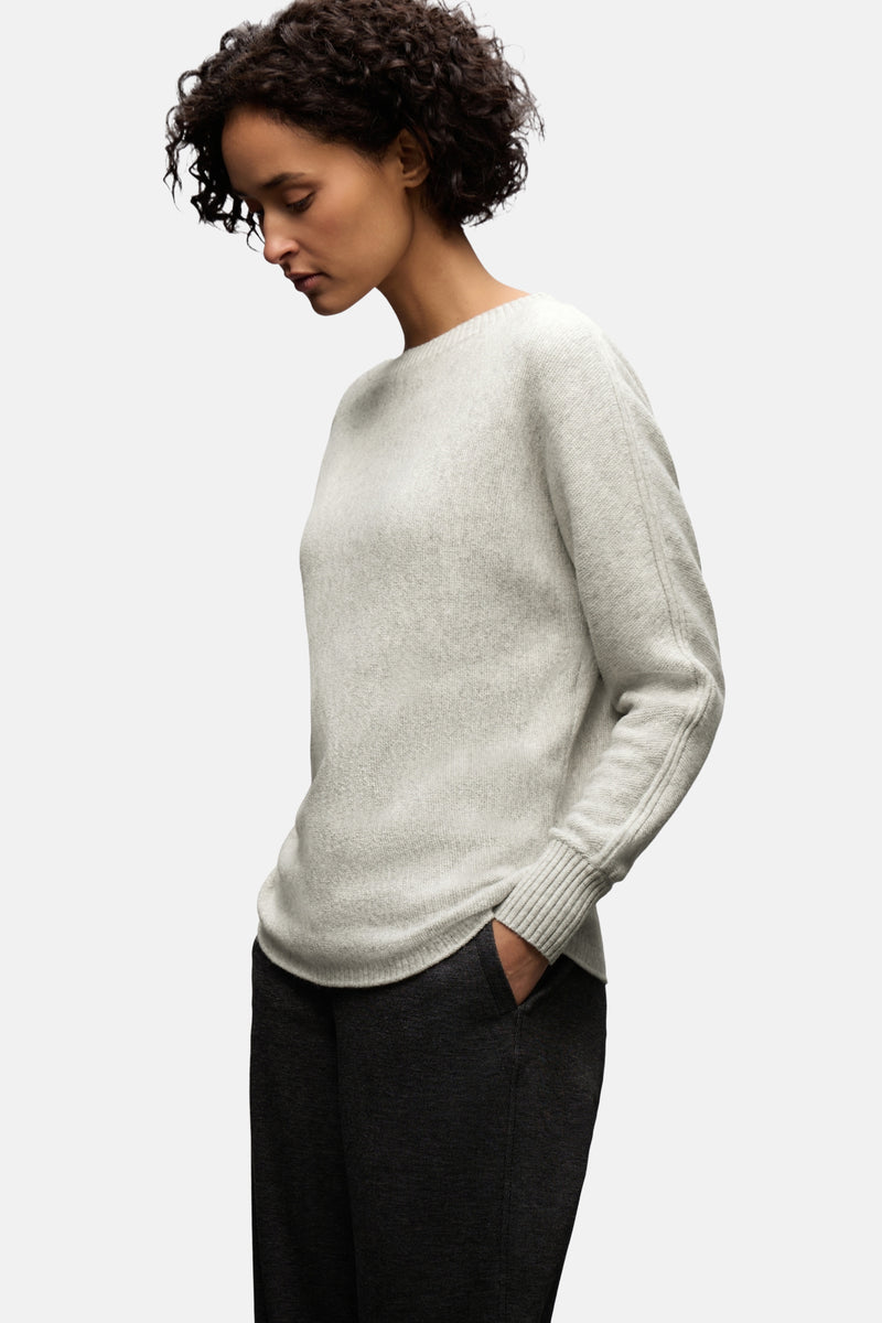 Ronde hals trui grijs van STREET ONE, gedragen met een zwarte broek en leren schoenen.