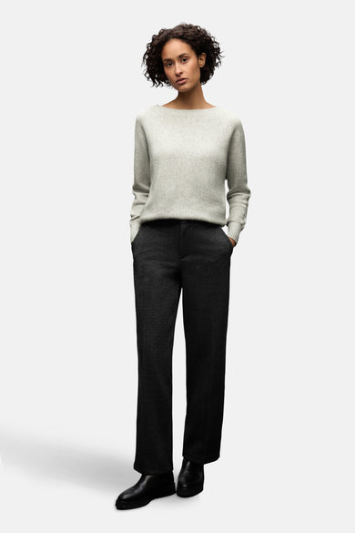 Pull col rond gris de STREET ONE, porté avec un pantalon noir et des chaussures en cuir.