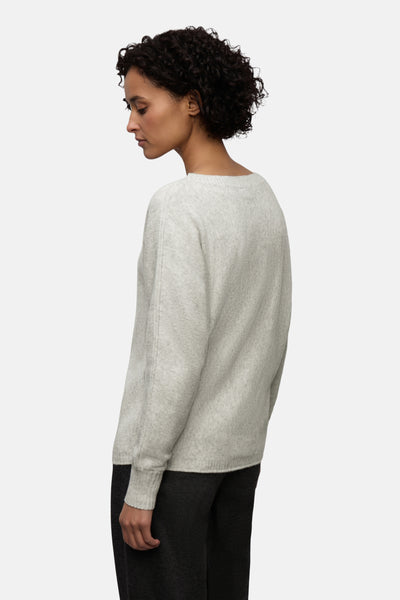 Ronde hals grijze trui van STREET ONE, lange mouwen, gedragen met een zwarte broek.