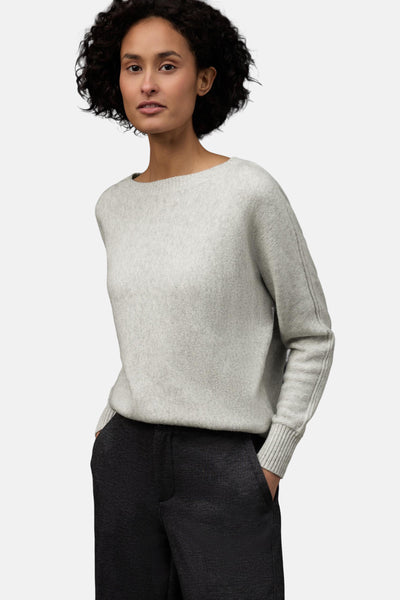 Ronde hals trui grijs van STREET ONE, gedragen met een donkere broek en handen in de zakken.
