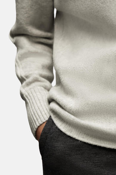 Ronde hals grijze trui van STREET ONE met geribbelde manchetten en antracietkleurige textuur broek.