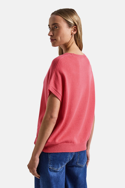 Ronde hals trui koraal van STREET ONE, gedragen met een blauwe jeans, achterzicht.