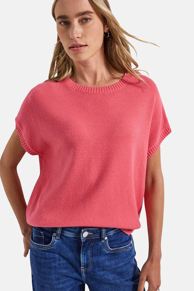 Ronde hals trui koraal van Street One gedragen met een blauwe jeans.