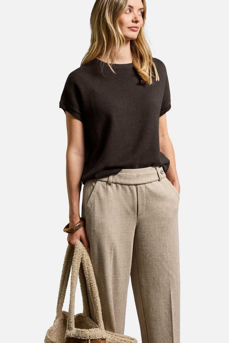 Ronde hals trui bruin van Street One, gedragen met een beige broek en een textuur tas.