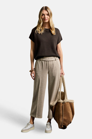 Ronde hals trui bruin van STREET ONE, gedragen met een beige broek en een bruine tote bag.