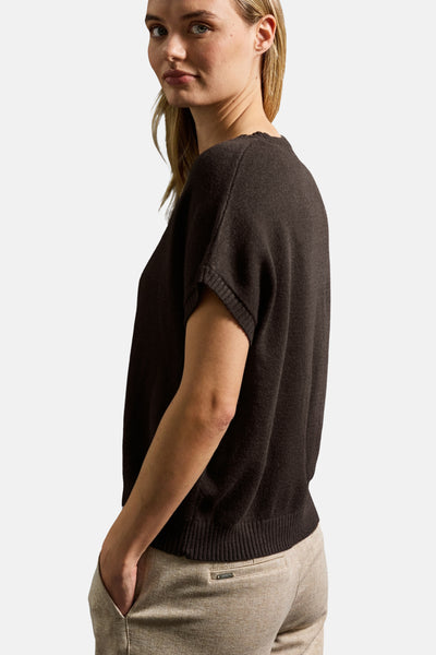Ronde hals trui bruin van STREET ONE, gedragen met een beige textuur broek, zijwaarts bekeken.