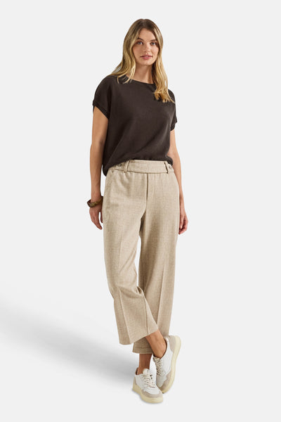 Ronde hals trui bruin van Street One, gedragen met een beige textuur broek en witte sneakers.