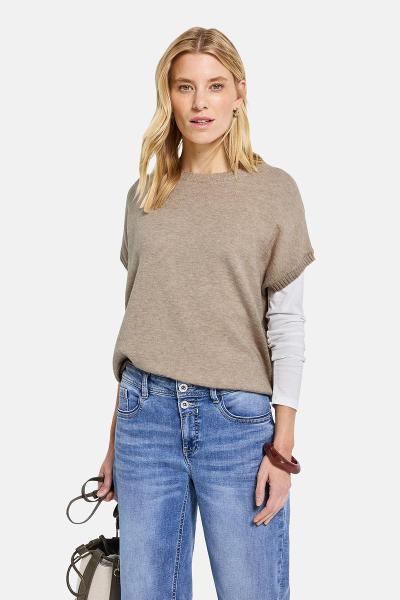 Beige ronde hals trui van Street One gedragen met een blauwe jeans en een bruine armband.