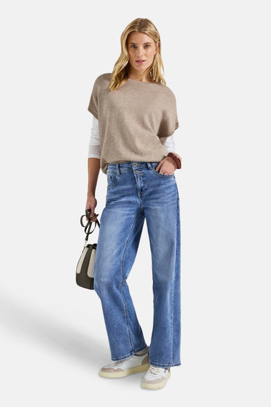 Beige ronde hals trui van STREET ONE, gedragen over een wit T-shirt met lange mouwen, met een blauwe jeans.