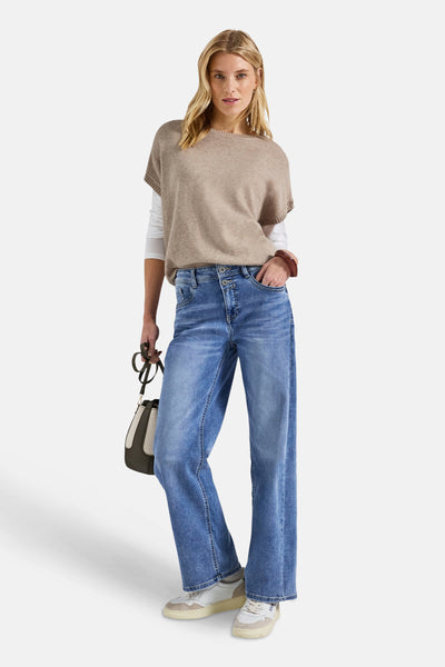 Beige ronde hals trui van STREET ONE, gedragen over een wit T-shirt met lange mouwen, met een blauwe jeans.