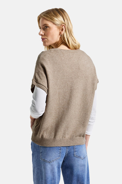 Beige ronde hals trui van Street One, gedragen met een wit T-shirt met lange mouwen en een blauwe jeans.