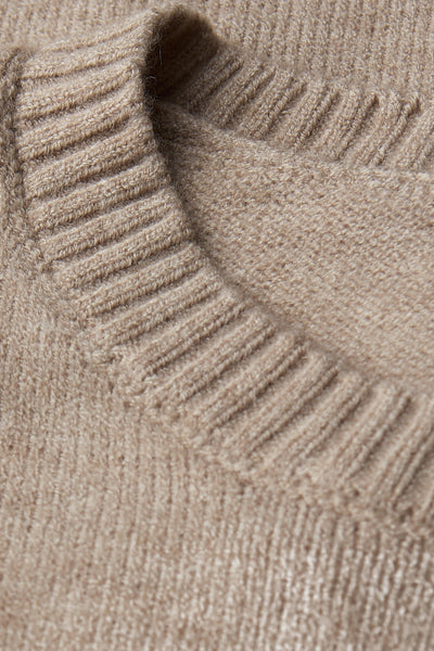 Beige ronde hals trui in ribgebreide stof van Street One, close-up van de hals.