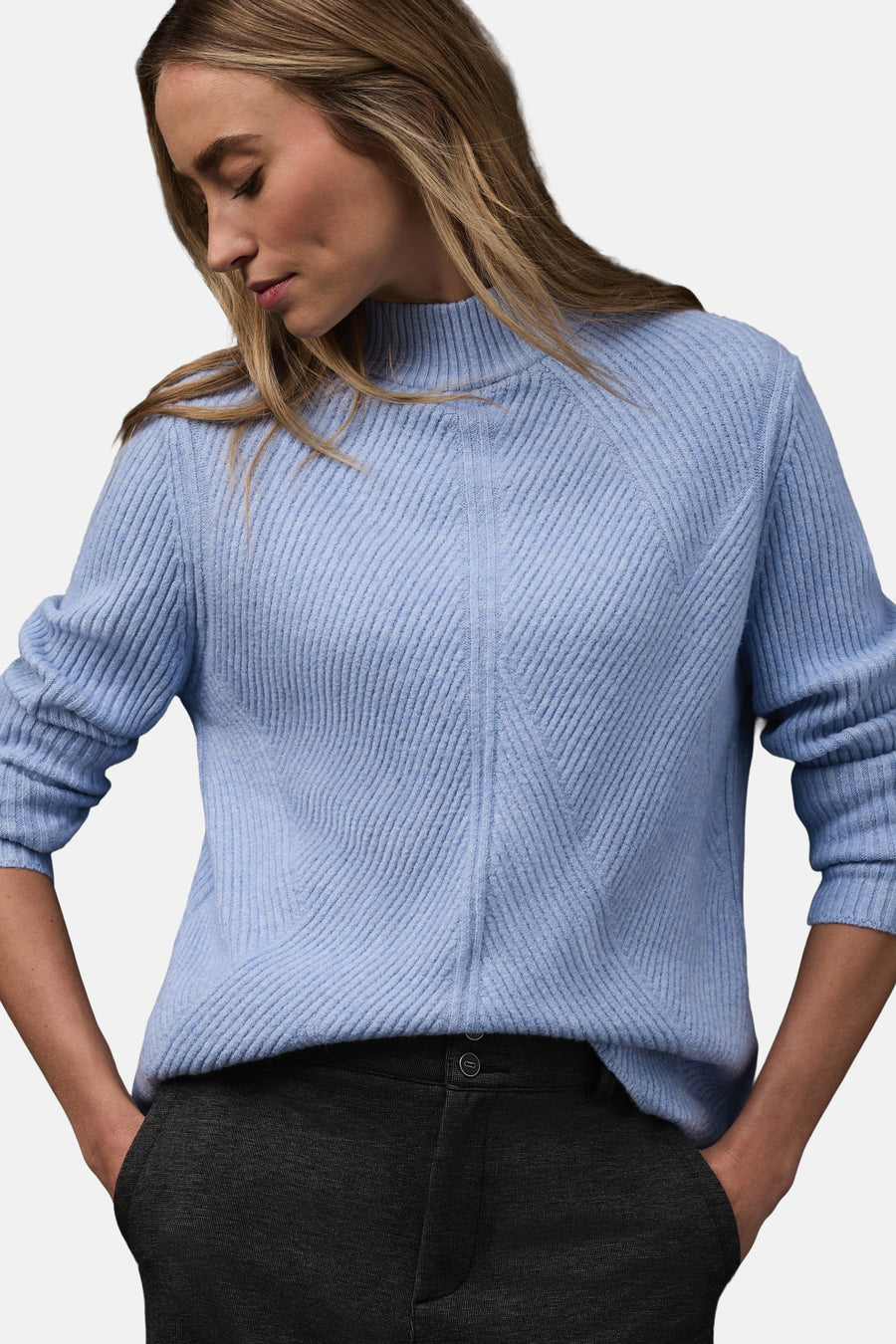 Blauwe coltrui van STREET ONE, gedragen met een antracietkleurige broek en een grijs gestreepte sjaal.