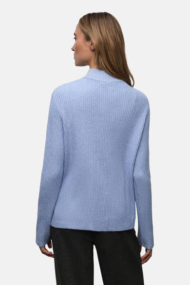 Street One blauwe coltrui met ribgebreide structuur, gedragen met een donkergrijze broek.
